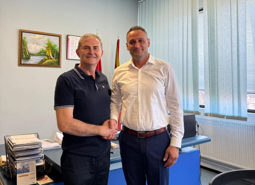 dr erzen elezi zyrtarisht e mere detyren si drejtor i spitalit klinik te tetoves 68711f176dc7e