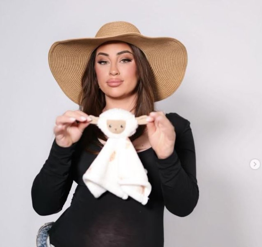 e mbajti te fshehur shtatzenine kengetarja shqiptare behet nene 688786af89312