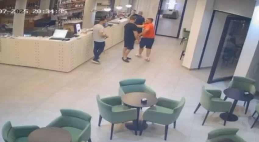 E rrahu kamarierin 18-vjeçar, pezullohet nga detyra oficeri i policisë në Vlorë 2 e rrahu kamarierin 18 vjecar pezullohet nga detyra oficeri i policise ne vlore 68860faa49963