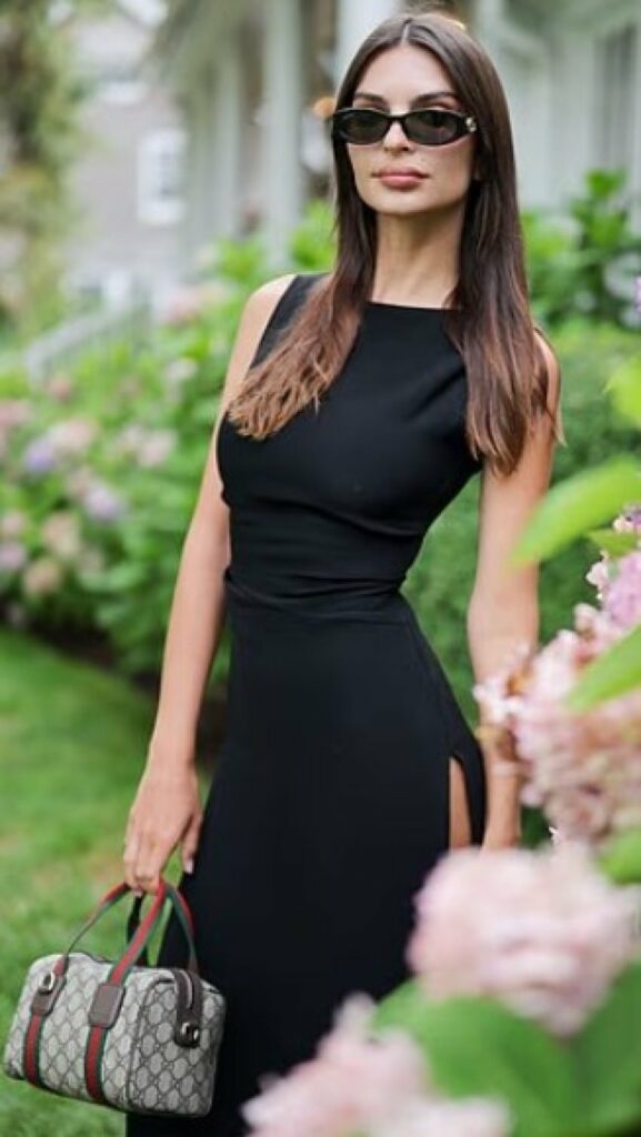 emily ratajkowski shkelqen me nje fustan te zi elegant gjate nje darke intime ne hamptons per te festuar fushaten e re te gucci t 6886514a1ed36