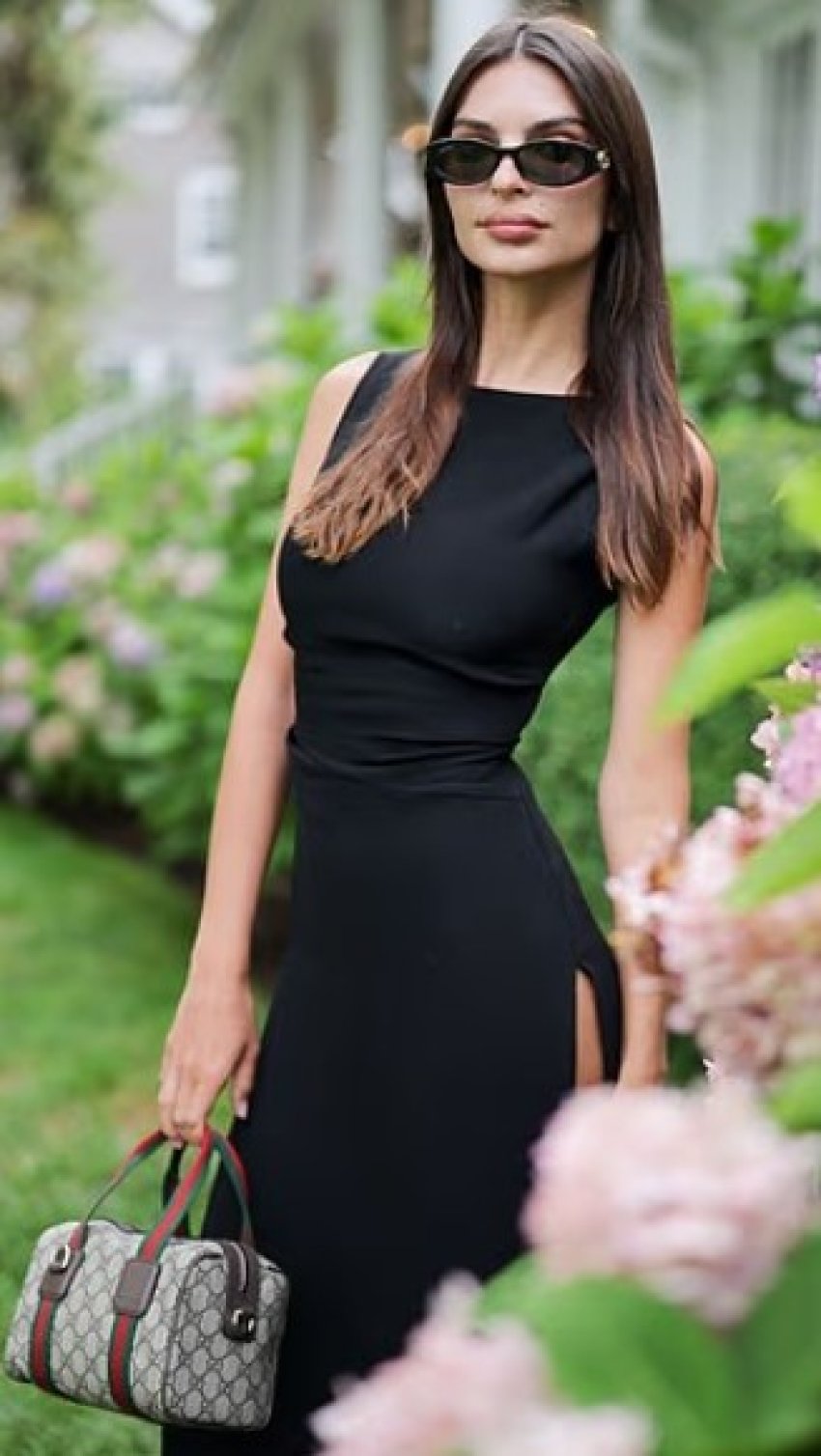 emily ratajkowski shkelqen me nje fustan te zi elegant gjate nje darke intime ne hamptons per te festuar fushaten e re te gucci t 6886514a1ed36