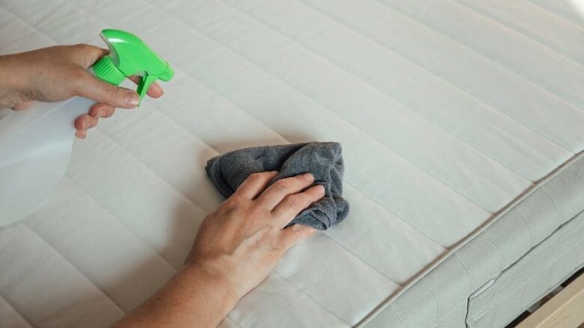 Hiqni njollat kokëforta nga dysheku juaj duke përdorur një produkt që ndoshta e keni në shtëpi 2 hiqni njollat kokeforta nga dysheku juaj duke perdorur nje produkt qe ndoshta e keni ne shtepi 68833dc0a4322