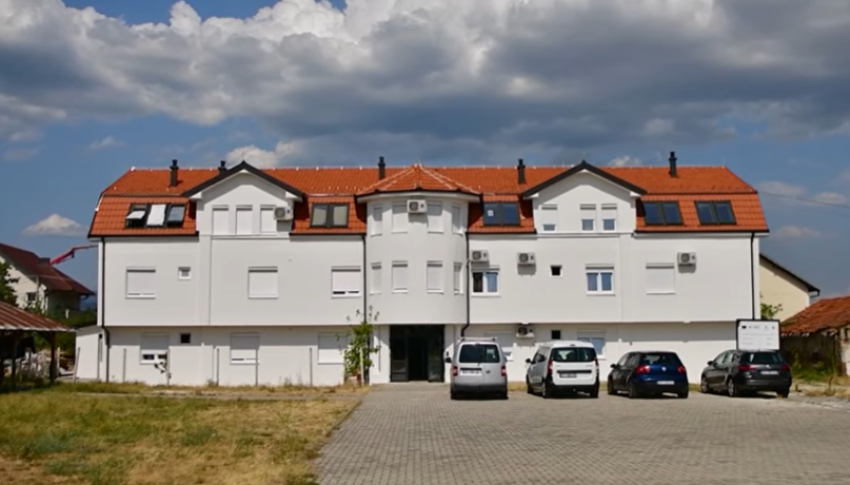 ka hyp topless ne skele mu rrezite bjen burra n3 tnates kush eshte fqinja qe po terrorizon disa banore 687fd4cb0de74