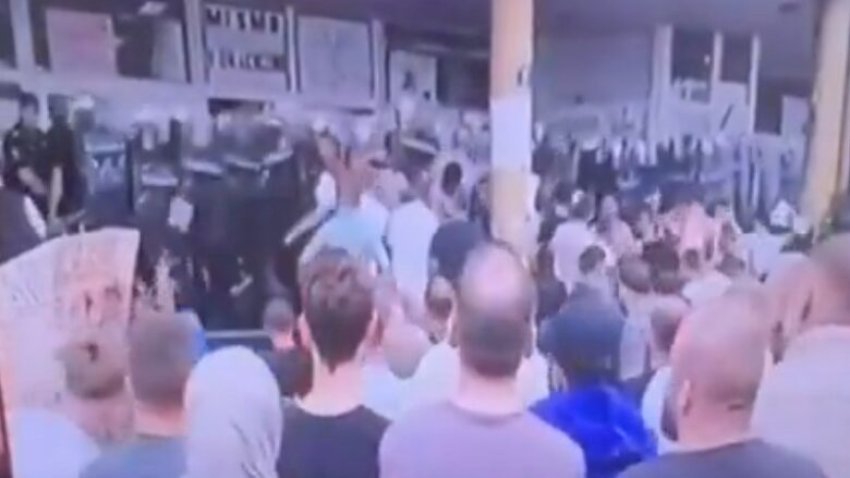 kaos ne novi pazar perleshje mes protestuesve dhe policise 6889247b6fd79