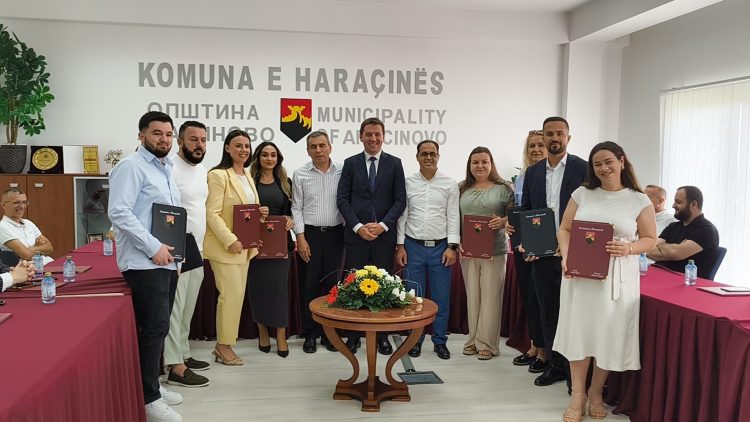 Kryetari i Komunës së Haraçinës, Ridvan Ibraimi, dorëzoi 23 vendime për Arsimtarët e Haraçinës 3 kryetari i komunes se haracines ridvan ibraimi dorezoi 23 vendime per arsimtaret e haracines 68890ba3e4100