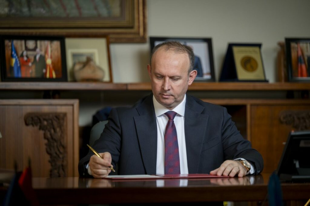 kryetari i kuvendit afrim gashi dekreton ligjin per shkollat fetare permbyllet procedura parlamentare 688a32e8777be