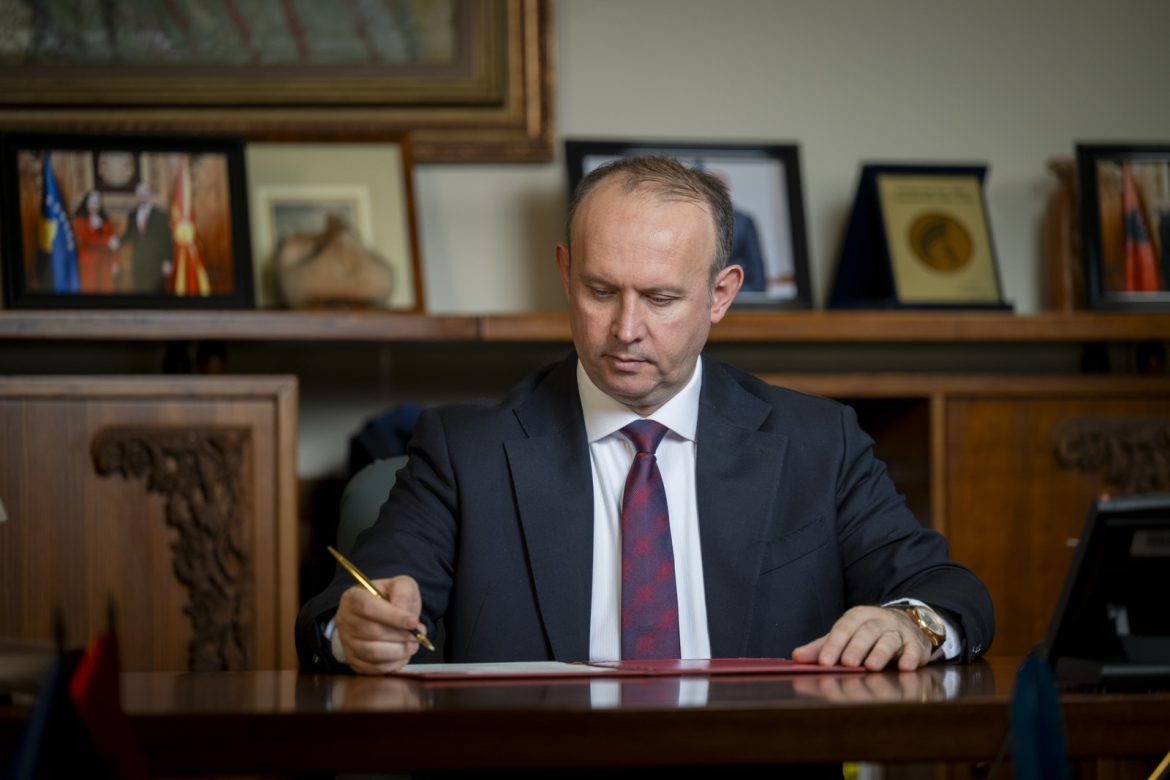 Kryetari i Kuvendit Afrim Gashi Dekreton Ligjin për Shkollat Fetare – Përmbyllet Procedura Parlamentare 1 kryetari i kuvendit afrim gashi dekreton ligjin per shkollat fetare permbyllet procedura parlamentare 688a32e8777be