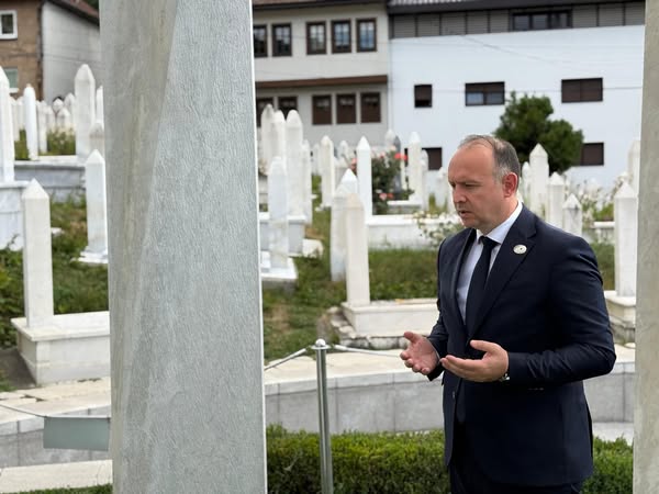 kryetari i kuvendit afrim gashi pas srebrenices viziton edhe varrin e presidentit historik alija izetbegoviq 68716cac3e79c