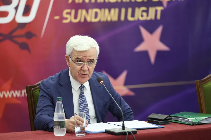 mbyllja e punimeve te komisionit te posacem xhafaj dorezon ne kuvend dy dokumente baze te punes se 14 muajve 6881fef854d38