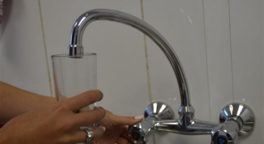 Mërgimtari nga Ferizaj ankohet se ka mbetur për pesë ditë pa furnizim me ujë 3 mergimtari nga ferizaj ankohet se ka mbetur per pese dite pa furnizim me uje 6883e5704bd9b