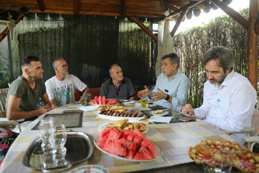 Mexhiti: “Te Sahat Kulla, në mesin e vëllezërve boshnjakë, në një kafe-muhabet” 3 mexhiti te sahat kulla ne mesin e vellezerve boshnjake ne nje kafe muhabet 6887ba02e3678