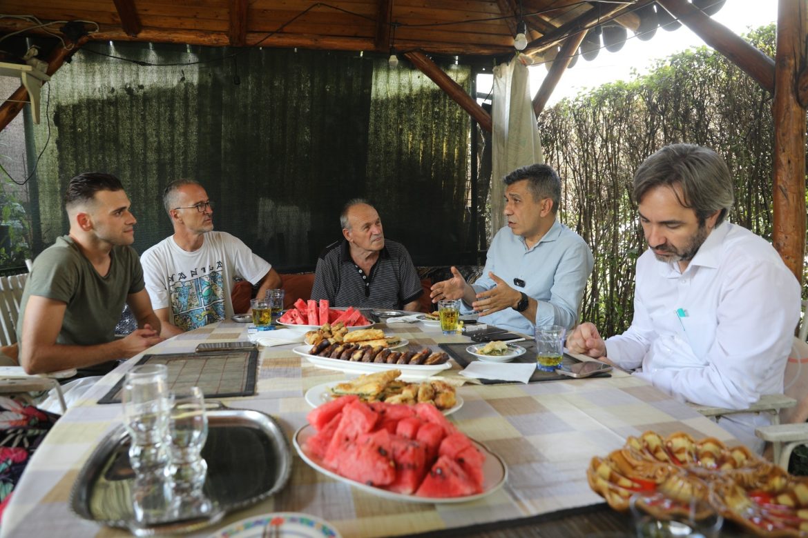 Mexhiti: “Te Sahat Kulla, në mesin e vëllezërve boshnjakë, në një kafe-muhabet” 1 mexhiti te sahat kulla ne mesin e vellezerve boshnjake ne nje kafe muhabet 6887ba02e3678