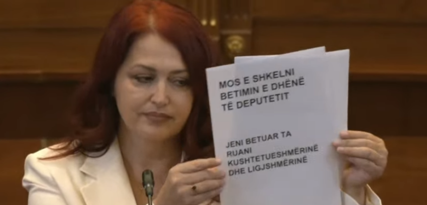 mikrofonat ua ndalen pdk flet me letra ne seance mos e shkelni betimin e deputetit 687621f1e3419