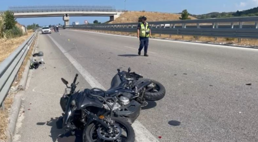 motomjeti perplaset me trailerin ne autostraden fier vlore dy te plagosur 688b3960b906d