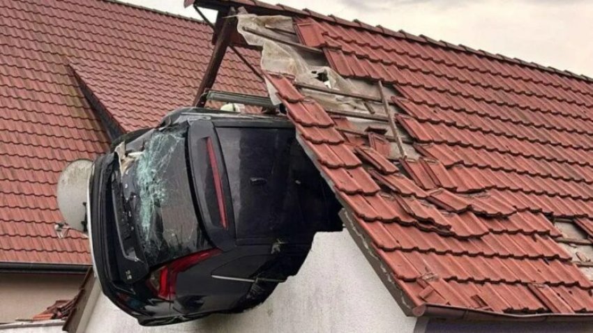 ne gjermani nje veture perplasi nje femije ne nje trampoline dhe perfundoi ne catine e nje hambari 687d6340297a6