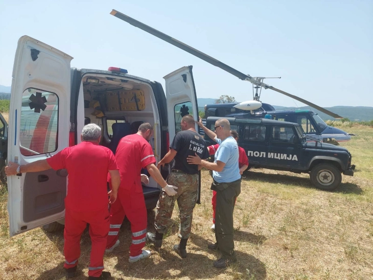 nepunes policor evakuuan me sukses nje anetar te armates se maqedonise nga stuhia e zjarrit 6886222e1c422