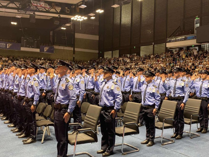 nga lotet e hezitimit te krenaria e madhe prinderit perjetojne diplomimin e policeve te rinj 68711414b5b1d