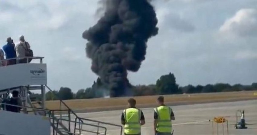 nje aeroplan i vogel rrezohet menjehere pas ngritjes ne aeroportin e southend ne britani tymi i zi ngrihet ne zone 6873f05f61b46