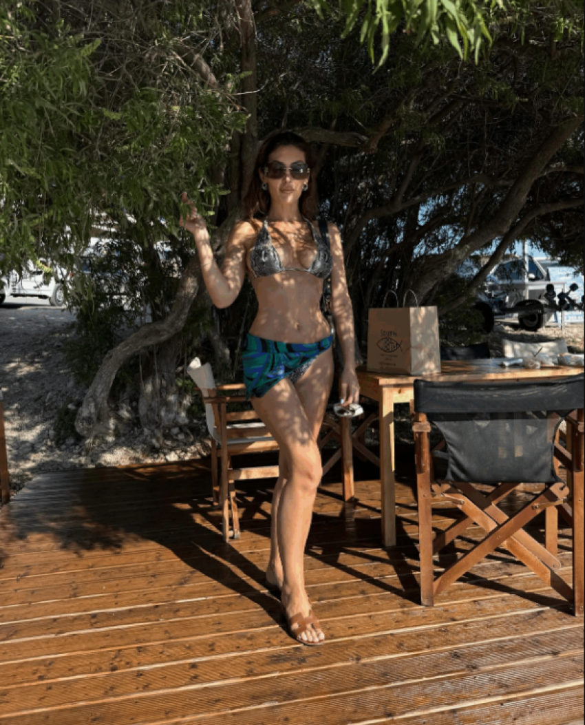 Nora fotografohet buzë detit, vë në pah linjat trupore në formë 1 nora fotografohet buze detit ve ne pah linjat trupore ne forme 6876efec991cd