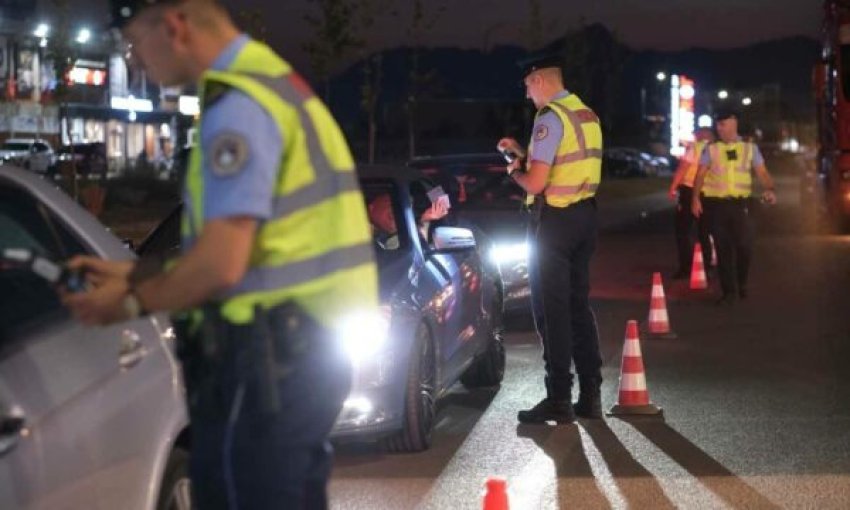 Për katër ditë policia e trafikut në Gjakovë i kap 63 shoferë duke vozitur nën ndikim të alkoolit – detaje 3 per kater dite policia e trafikut ne gjakove i kap 63 shofere duke vozitur nen ndikim te alkoolit detaje 68823f94e8730