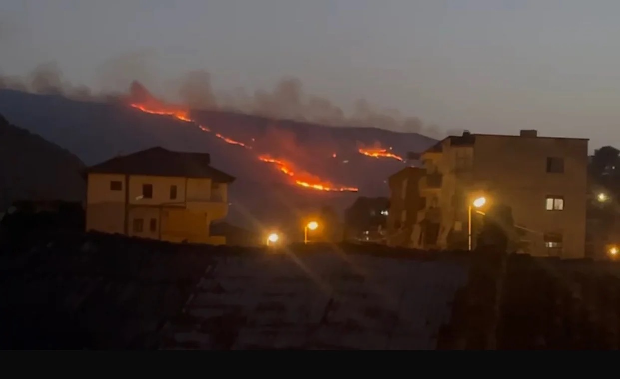 Përfshihet nga flakët edhe mali i Shpiragut 1 perfshihet nga flaket edhe mali i shpiragut 6883e35441384