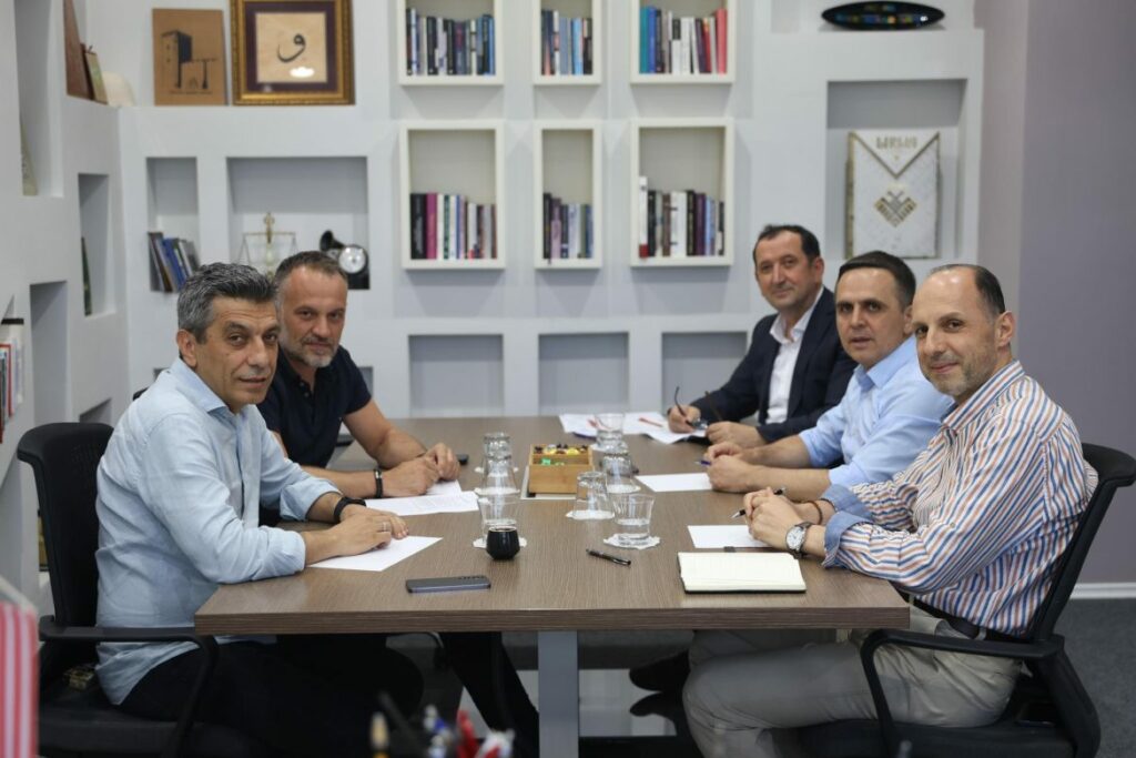 Përkundër spekulimeve për përçarje, liderët e VLEN-it publikojnë mesazh uniteti: “Krah për krah, në rrugën drejt fitores!” 3 perkunder spekulimeve per percarje lideret e vlen it publikojne mesazh uniteti krah per krah ne rrugen drejt fitores 68854131ac1a0