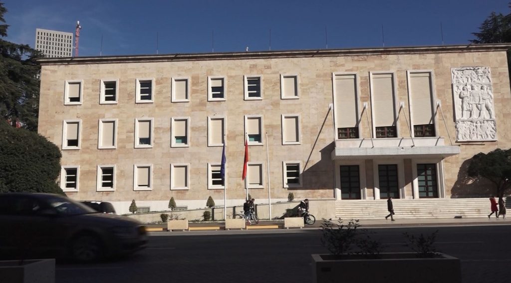 qeveria merr vendimin ndalohet dhenia e lejeve te ndertimit per pasurite private 688124402b023