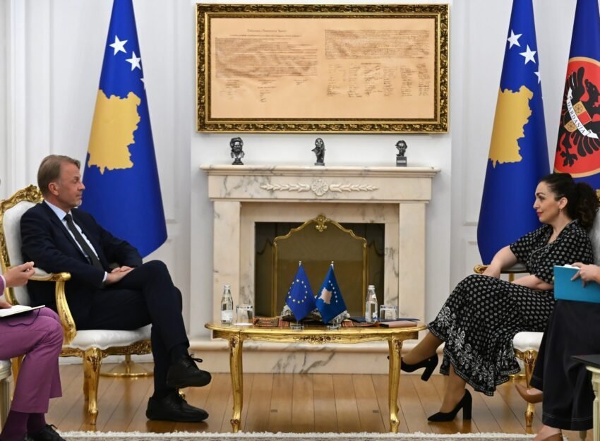 shefi i zyres se be se takohet me osmanin flasin per bllokaden politike dhe hapat e metejme 687e4331ef596