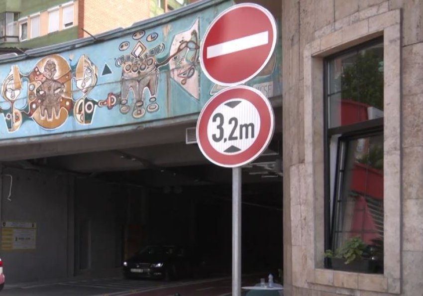 shoferi injoron shenjat ngec me kamion ne tunelin e kurrizit komuna paralajmeron gjoba 688a7cf928591