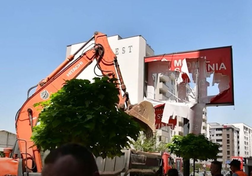 Terasat u shembën – ndarje mendimesh për aksionin e komunës 3 terasat u shemben ndarje mendimesh per aksionin e komunes 6883c94f3b1b5