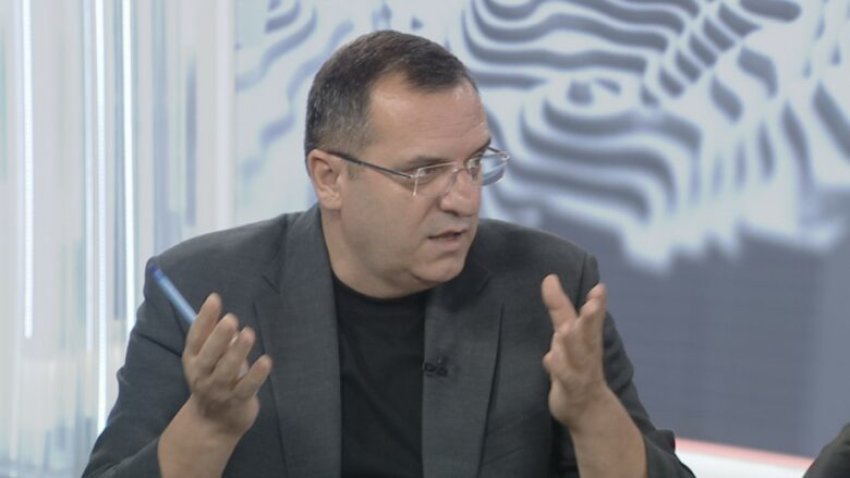 turistet po priten me automatik collaku kritikon aksionin ne theth 6872b97d4015f