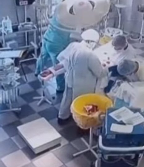 videoheronj ne termet mjeket mbrojne pacientin gjate operacionit ne rusi 6889ef6561a1f