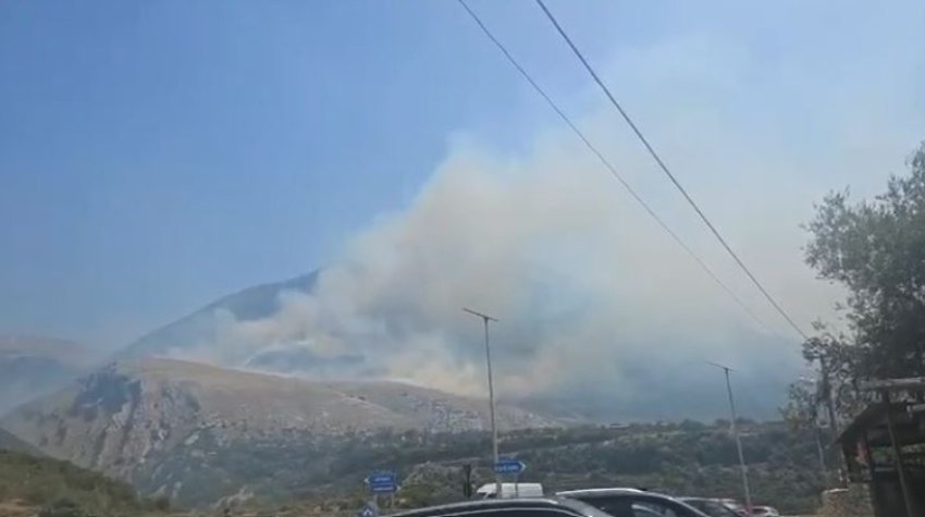 zjarri ne delvine digjen disa shtepi dhe kisha ne fshatin senice dy helikoptere ne perpjekje per shuarjen e flakeve 6883c0e03be9f