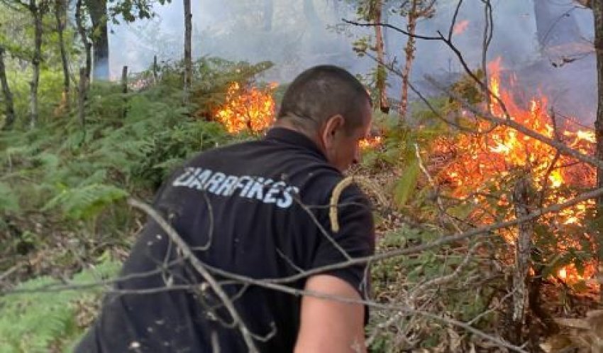 zjarri ne masivin pyjor nga lavinot mali perparon drejt librazhdit mzsh ne terren per shuarjen e flakeve 687f941beb5b7