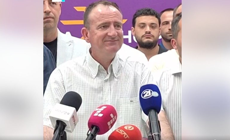 Zyrtare: Arben Taravari më në fund shkoi te Ali Ahmeti, u bë(në) bashkë 2 zyrtare arben taravari me ne fund shkoi te ali ahmeti u bene bashke 688930ae1eef9