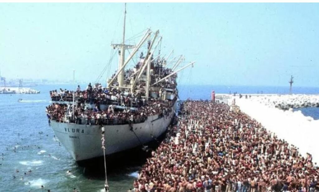34 vite nga eksodi i shqiptarëve në Itali, si zbarkoi anija “Vlora” me emigrantë 3 34 vite nga eksodi i shqiptareve ne itali si zbarkoi anija vlora me emigrante 689603e5dd1c0