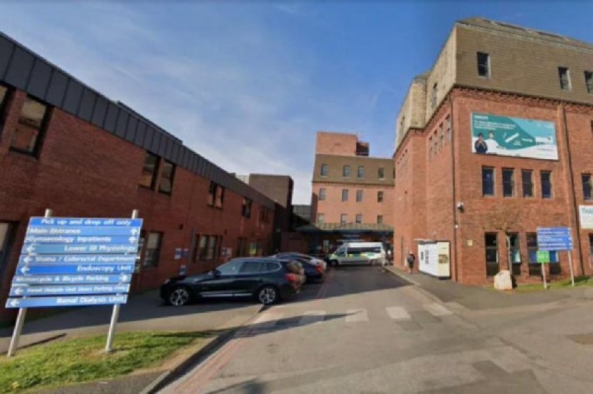 77 vjecarja vdes gjate nje operacioni pasi spitali britanik mbeti pa rryme 10 minuta 68a0c38623d6b