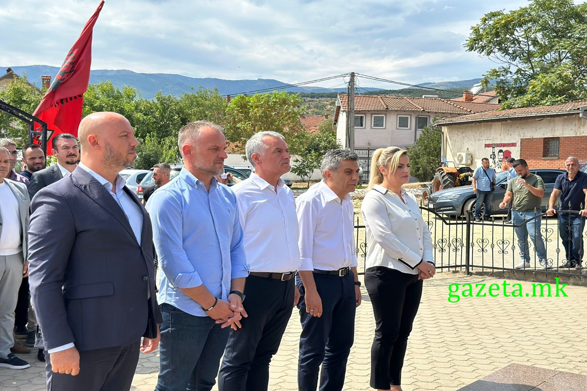 Izet Mexhiti homazhe tek shtatorja e Komandant Kumanovës: Ai është heroi që u bë flamur i qëndresës shqiptare (FOTO) 1 IZET MEXHITI TEK SHTATORJA E KOMANDANT KUMANOVES