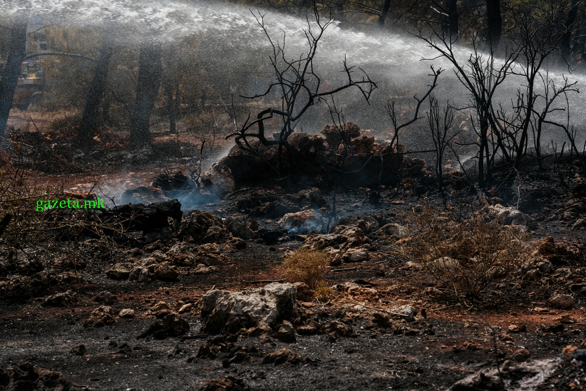 Për shkak të zjarrit në “Jasen”, vazhdon të mbetet e mbyllur rruga Makedonski Brod-Shkup 1 ZJARRE
