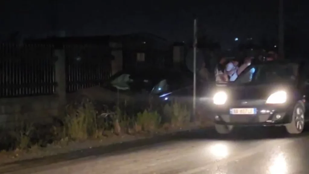 aksident ne aksin fier levan perplasen dy automjeteperfundon ne kanal nje prej tyre 689d0bebb35a4