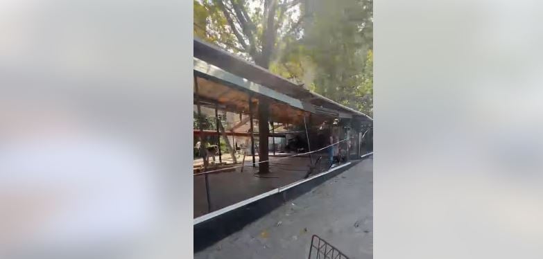 Aksioni për lirimin e hapësirave publike të zaptuara nga bizneset, Rama ndan pamjet: Ja dhe një mur i madh “kinez” që ra sot 3 aksioni per lirimin e hapesirave publike te zaptuara nga bizneset rama ndan pamjet ja dhe nje mur i madh kinez qe ra sot 68a349c8eef9b