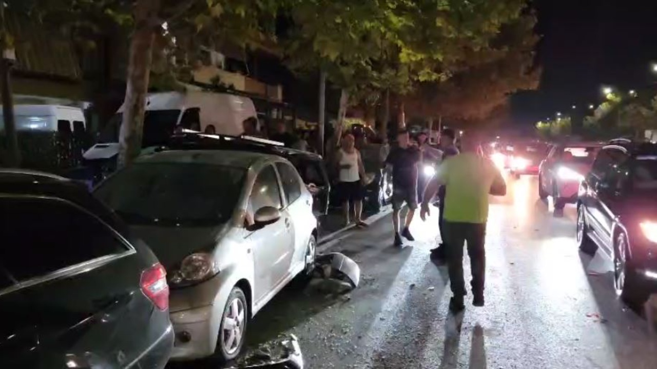 benz i perplaset me makinat e parkuara ne durres shoferi humbi kontrollin e mjetit 68a6b1ca0584d