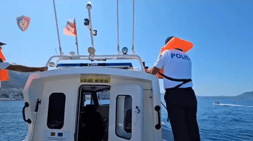 bllokohen 34 mjete lundruese shpetohen 19 persona qe u rrezikohej jeta ne det 68988ad7ad958