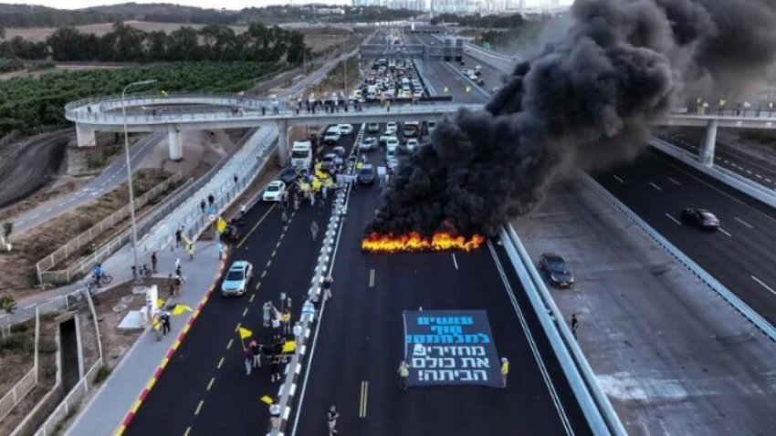 Bllokohen autostradat në Tel Aviv – po rritet zemërimi i izraelitëve 2 bllokohen autostradat ne tel aviv po rritet zemerimi i izraeliteve 68adf258a8e7a