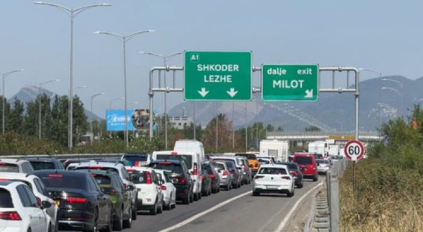 Bllokohet qarkullimi në aksin Laç-Lezhë/ Kaos, 2 deri në 4 orë për një distancë 15 km 2 bllokohet qarkullimi ne aksin lac lezhe kaos 2 deri ne 4 ore per nje distance 15 km 6898d8e4d041e