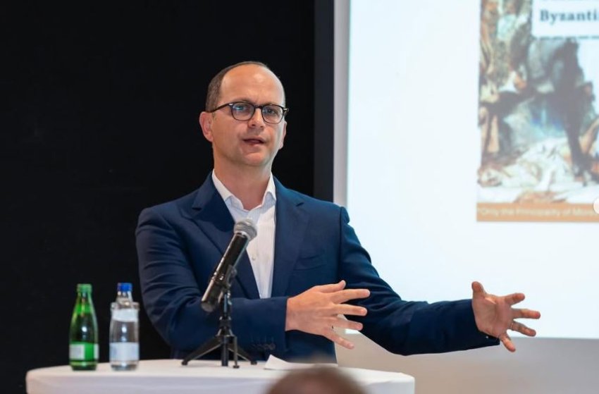 brohoritjet antishqiptare ne prani te mickoskit bushati galeri turpi e papranueshme heshtja e zyrtareve te larte qe ishin aty 688fd69728841