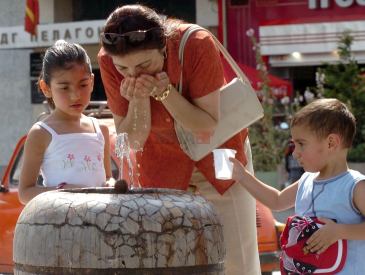 Deri të premten mot me diell dhe i nxehtë 2 deri te premten mot me diell dhe i
