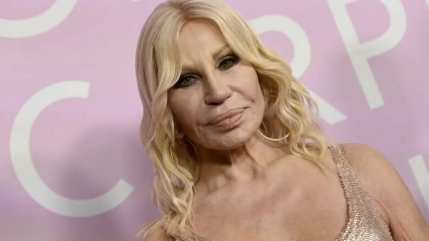 Donatella Versace trondit me pamjen e re – duket si një tjetër person: A do ta pendohet? 2 donatella versace trondit me pamjen e re duket si nje tjeter person a do ta pendohet 68ace11508587