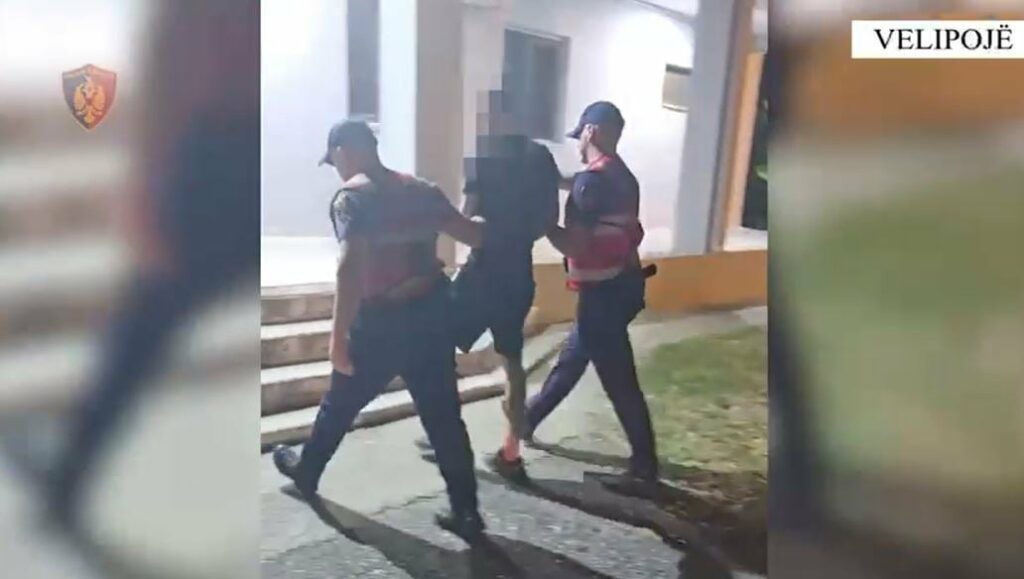 Duhej të ishte në ‘arrest shtëpie’, 22-vjeçari kapet duke shitur drogë në Velipojë dhe me armë në makinë 2 duhej te ishte ne arrest shtepie 22 vjecari kapet duke shitur droge ne velipoje dhe me arme ne makine 68ad9d850bd35