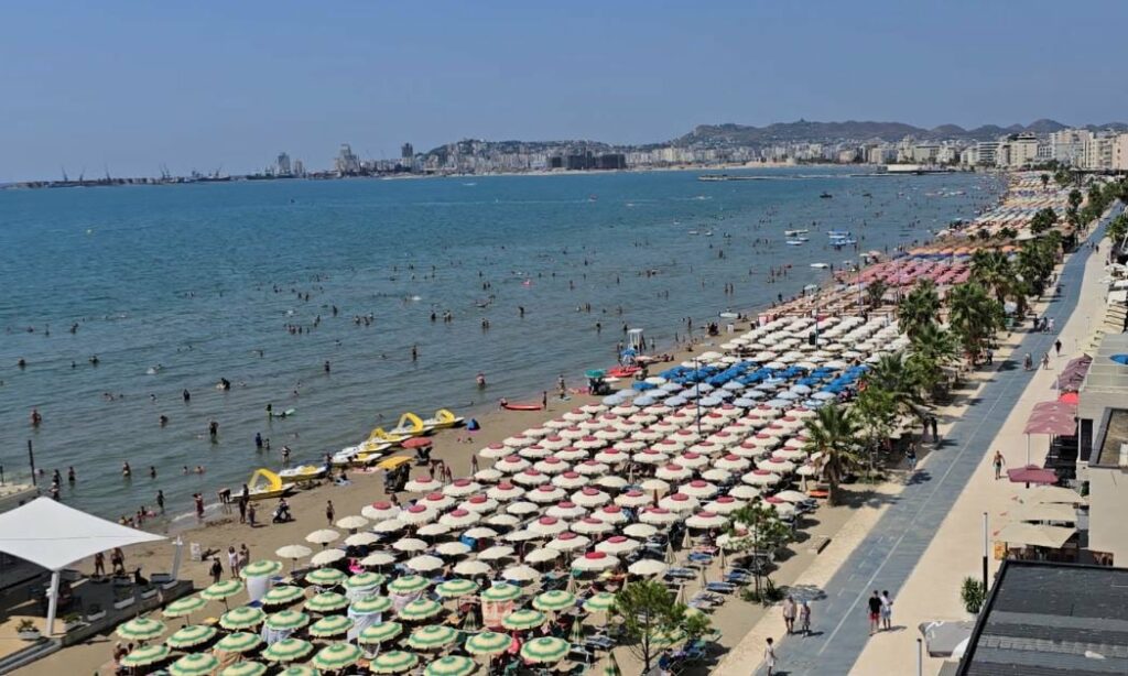 durresi plot me turiste ne kulmin e sezonit zgjedhja e pare per shume pushues vendas dhe te huaj 68a382069e739